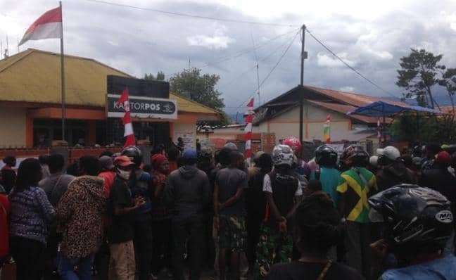 Warga Jayawijaya yang berdemonstrasi ke Posindo Wamena
