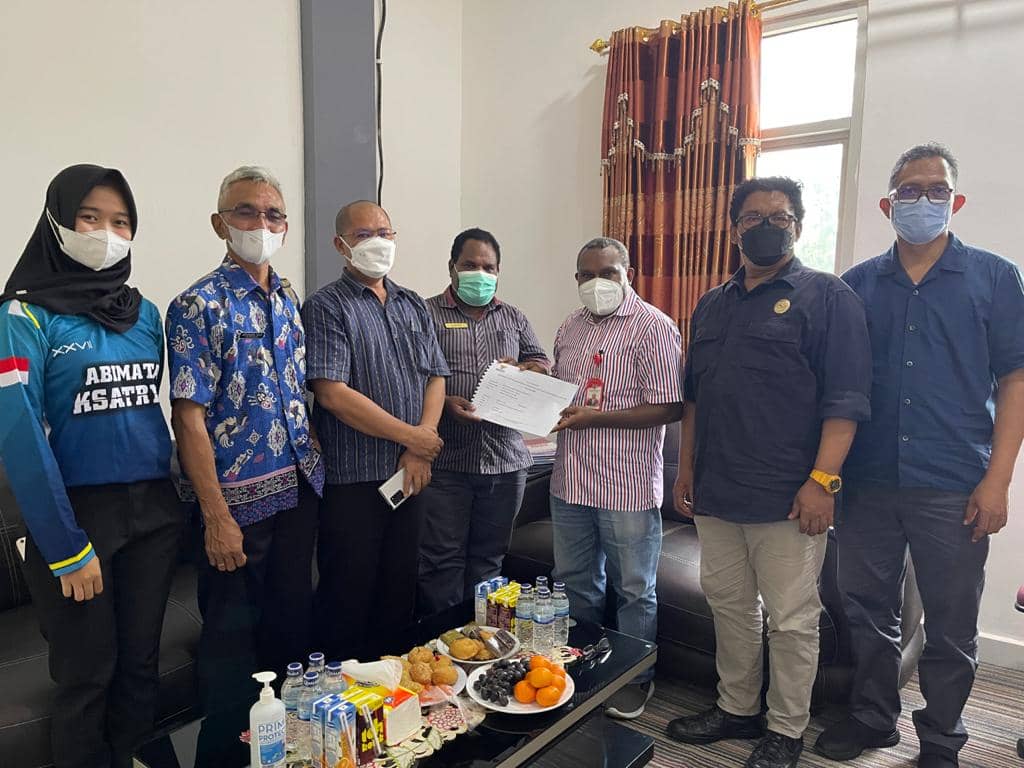 Ketua KIP Papua, Wilhelmus Pigai menyambut kedatangan Plt Kabiro Umum dan Protokoler Provinsi Papua Elpius Hugi