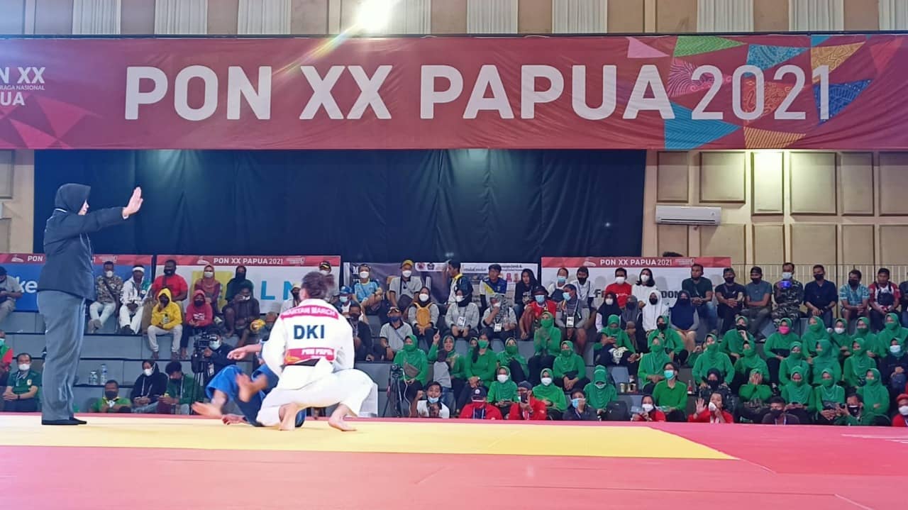 Pejudo DKI dalam posisi jongkok mendengarkan arah wasit dalam laga final kelas – 52 Kg yang mengantarnya meraih medali emas./ Foto: Kristin Rejang/Humasppm