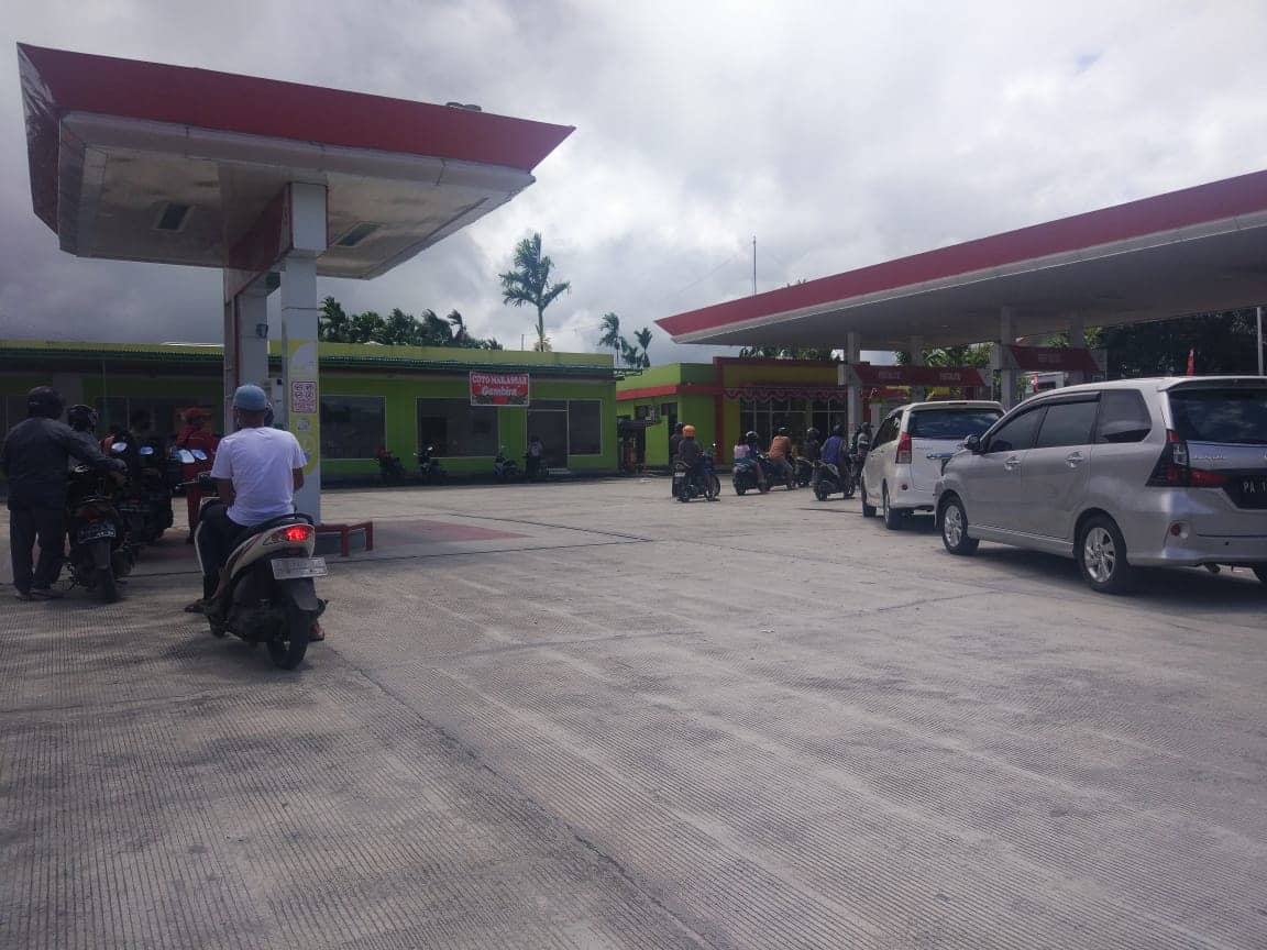 Antrian panjang di SPBU jalan Hasanuddin.