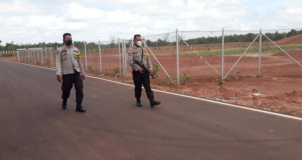 Dua anggota polisi berpatroli di kawasan Sirkuit Bermotor