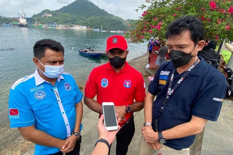 Ketua POSSI Provinsi Papua Gilbert Yakwart (tengah)