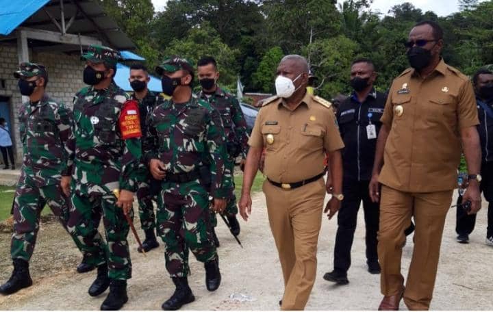 Rombongan Panglima Kodam XVIII Kasuari Mayjen TNI I Nyoman Cantiasa meninjau langsung tempat kejadian perkara di pos persiapan Koramil kampung Kisor Distrik Aifat Selatan Kabupaten Maybrat, Sabtu (4/9)