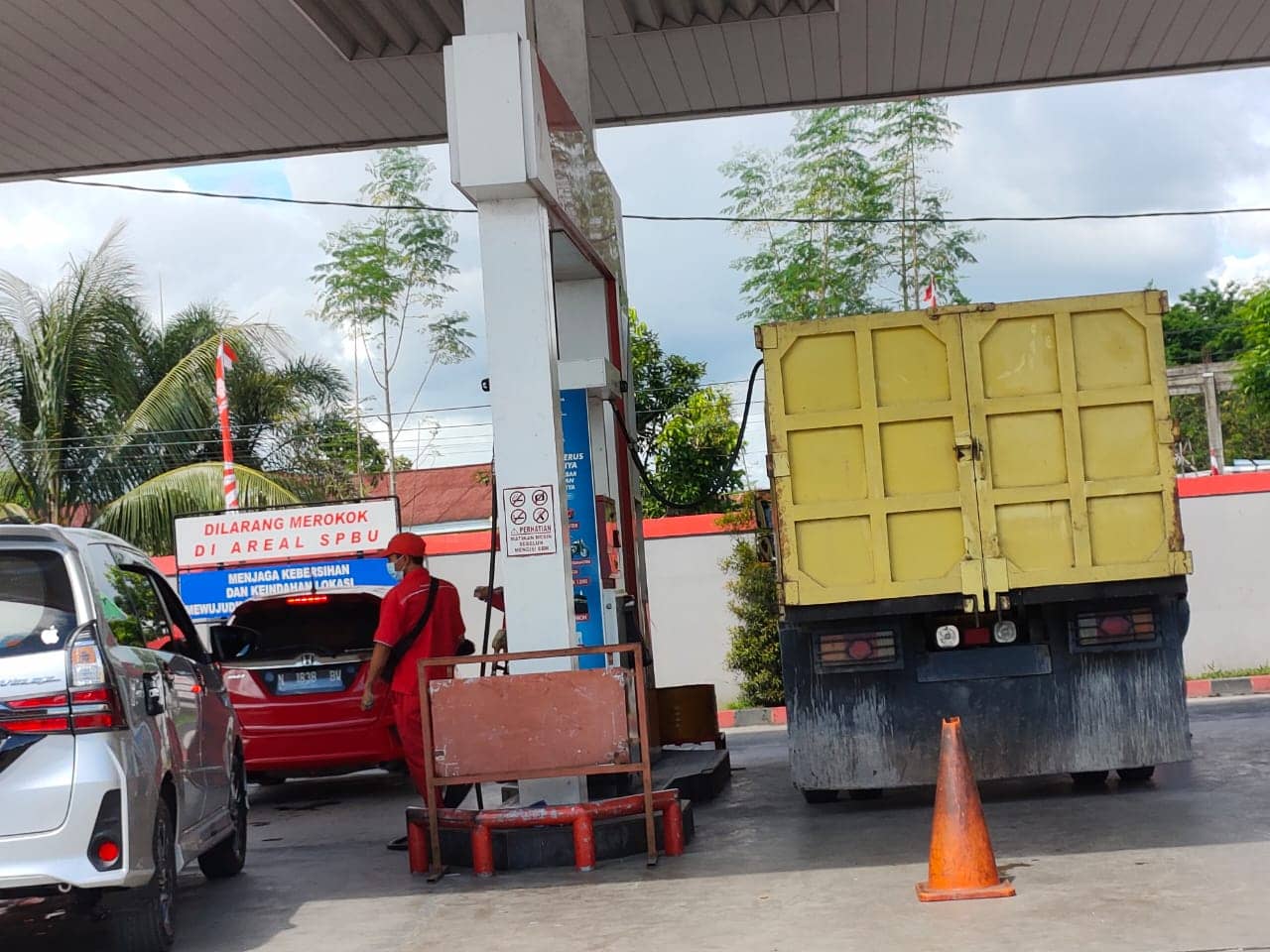 Pengisian BBM ke dalam truk.