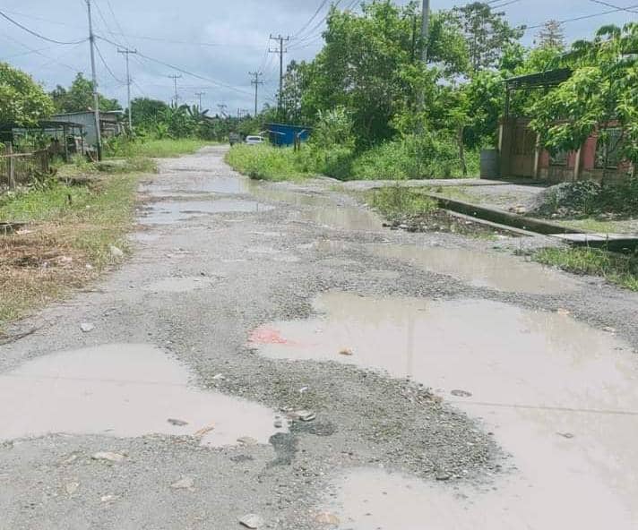 Jalan Anggrek rusak parah.