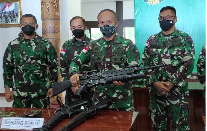 Pangdam XVII/Cenderawasih Mayjen TNI Ignatius Yogo Triyono memegang salah satu senjata api yang diamankan anggota Koramil Batom dari KSB jenis M 16 yang memiliki pelontar granat (GLM), Rabu (8/9).