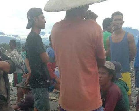 Para pendulang melakukan pencarian terhadap korban.