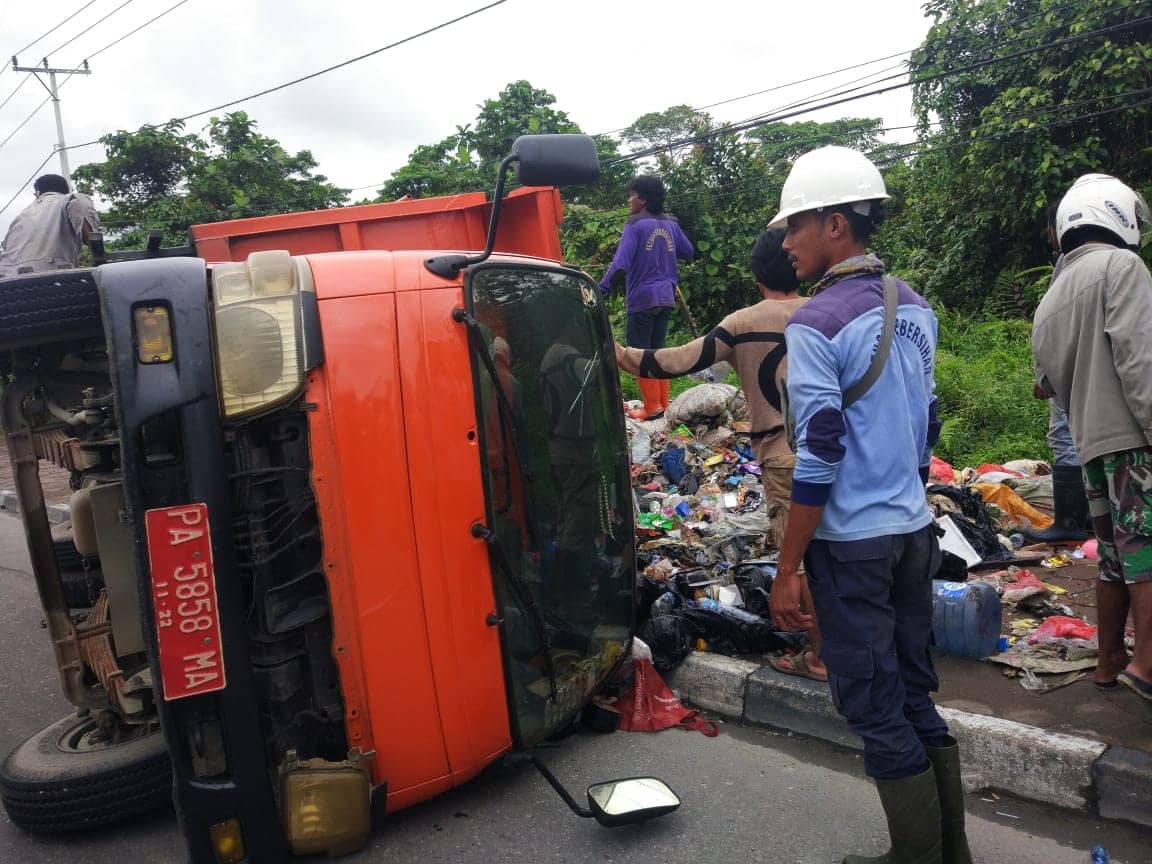 Kondisi truk DLH yang terbalik