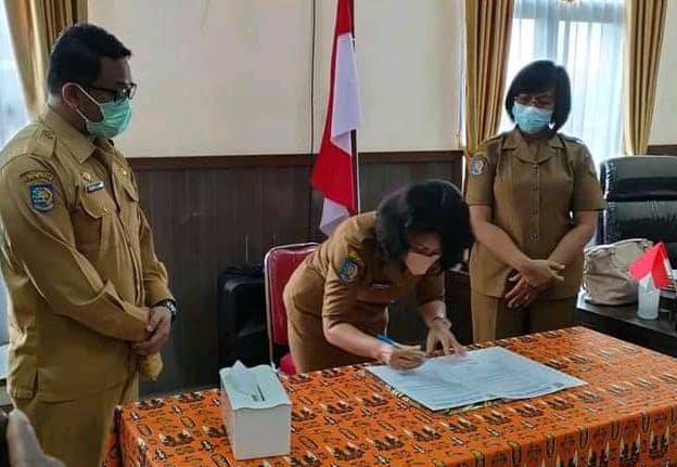 Proses penyerahan SK dan penandatangan penyerahan jabatan dari Kadis Lama kepada Plt Kadis Peternakan baru.