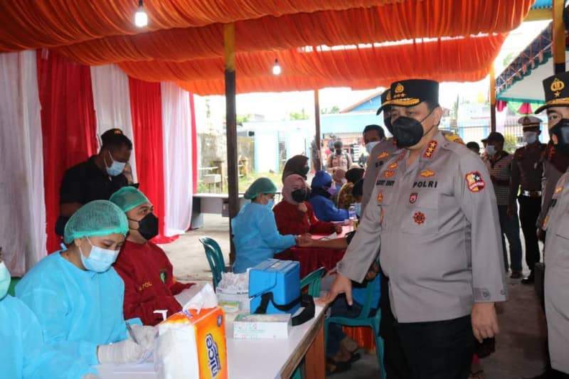 Wakapolri Komjen Pol Gatot Eddy Pramono meninjau vaksinasi COVID-19 di Polres Mimika, Papua