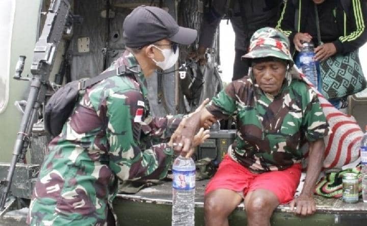 Warga dan guru dievakuasi dari Kiwirok, Rabu (22/9/2021), menggunakan helikopter milik Penerbad