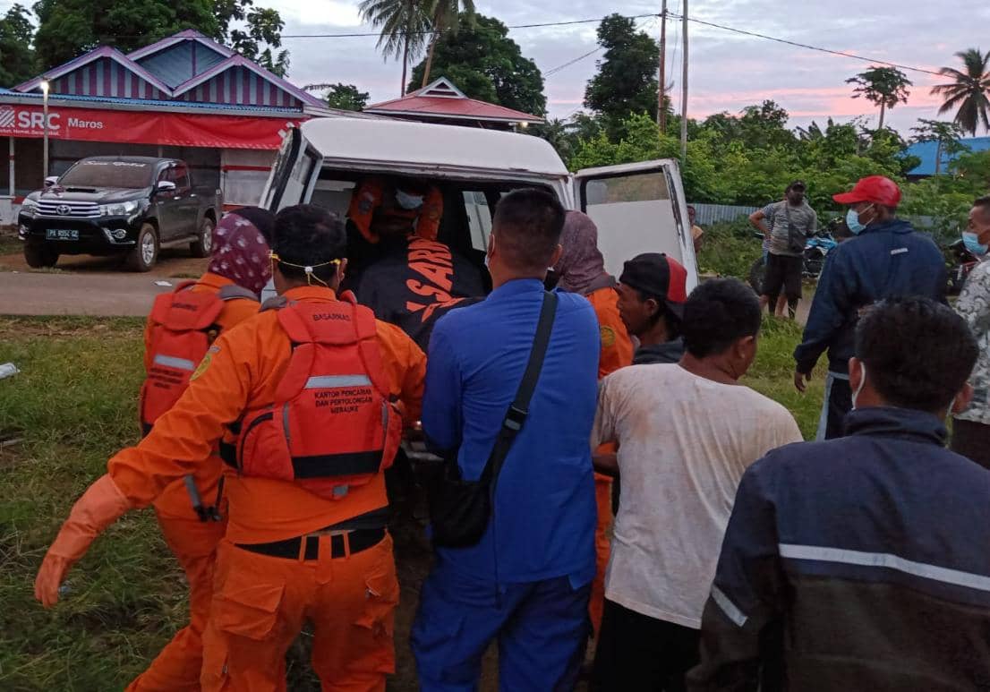 Jenazah dihantar dengan ambulace ke rumah duka