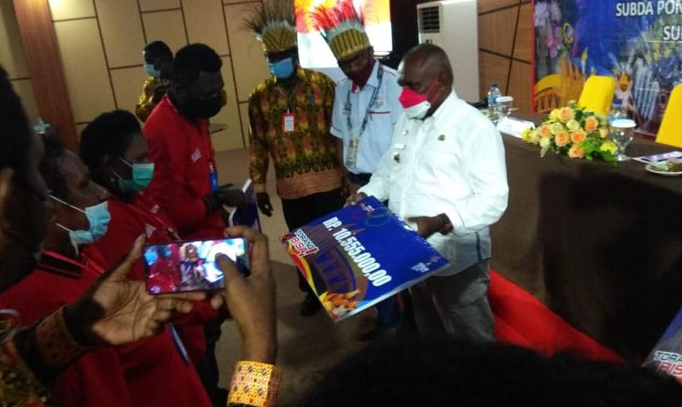 Penyerahan bantuan dana oleh Bupati Merauke