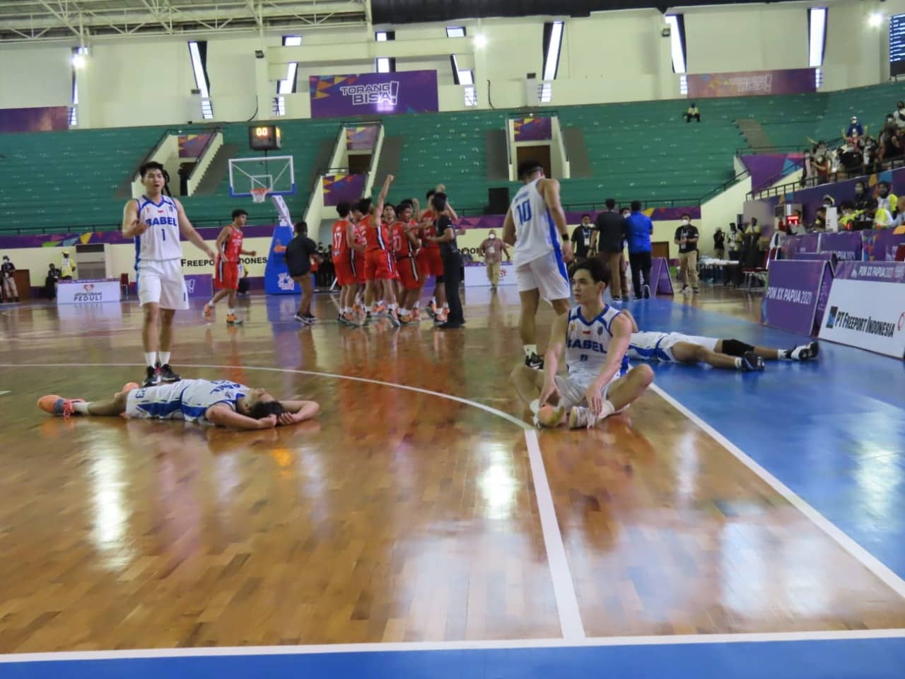 Tim Basket Bangka Belitung kalah tipis dari Tim Sulawesi Utara pada laga perdana perlombaan Cabang Olahraga (Cabor) Basket 5 X 5, di Venue Basket, Mimika Sport Complex, Jalan Charitas, SP 2, Rabu (29/9/2021). Foto : Humas PPM/Victory Tobias.