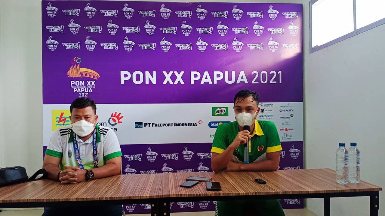 Pelatih tim Futsal Sumut, Dede Novandi (kanan), Aulia Rahman Siregar, pemain (kiri) memberikan keterangan pers Foto: Salmawati Bakri