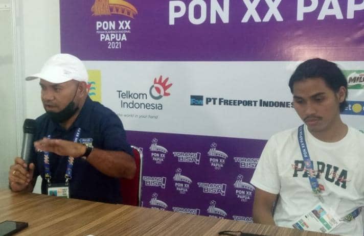 Pelatih kepala tim futsal Papua Daud Hendri Arim didampingi salah satu pemain futsal Papua dalam konferensi pers di GOR Futsal Kabupaten Mimika.
