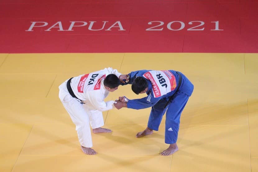 Pertarungan final Qori Amrullah Al Haq peraih medali emas dari DKI Jakarta berhadapan dengan Iksan Apriyadi dari Jawa Barat peraih medali perak di kelas 73 kg putra cabang olahraga Judo di Graha ENY Timika, Kamis (30/9/2021). Foto: Humas PPM/ Sahirol