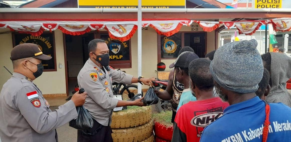 Kapolsek Iptu Muh. Lalang SE membagikan sembako dan masker