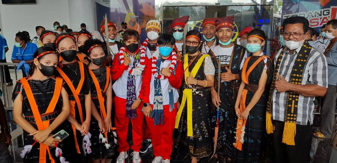 Ilustrasi berita Papua: Tarian Ja’i Warga Flobamora Sambut Meriah Kontingen PON Provinsi NTT di Bandara Mopah