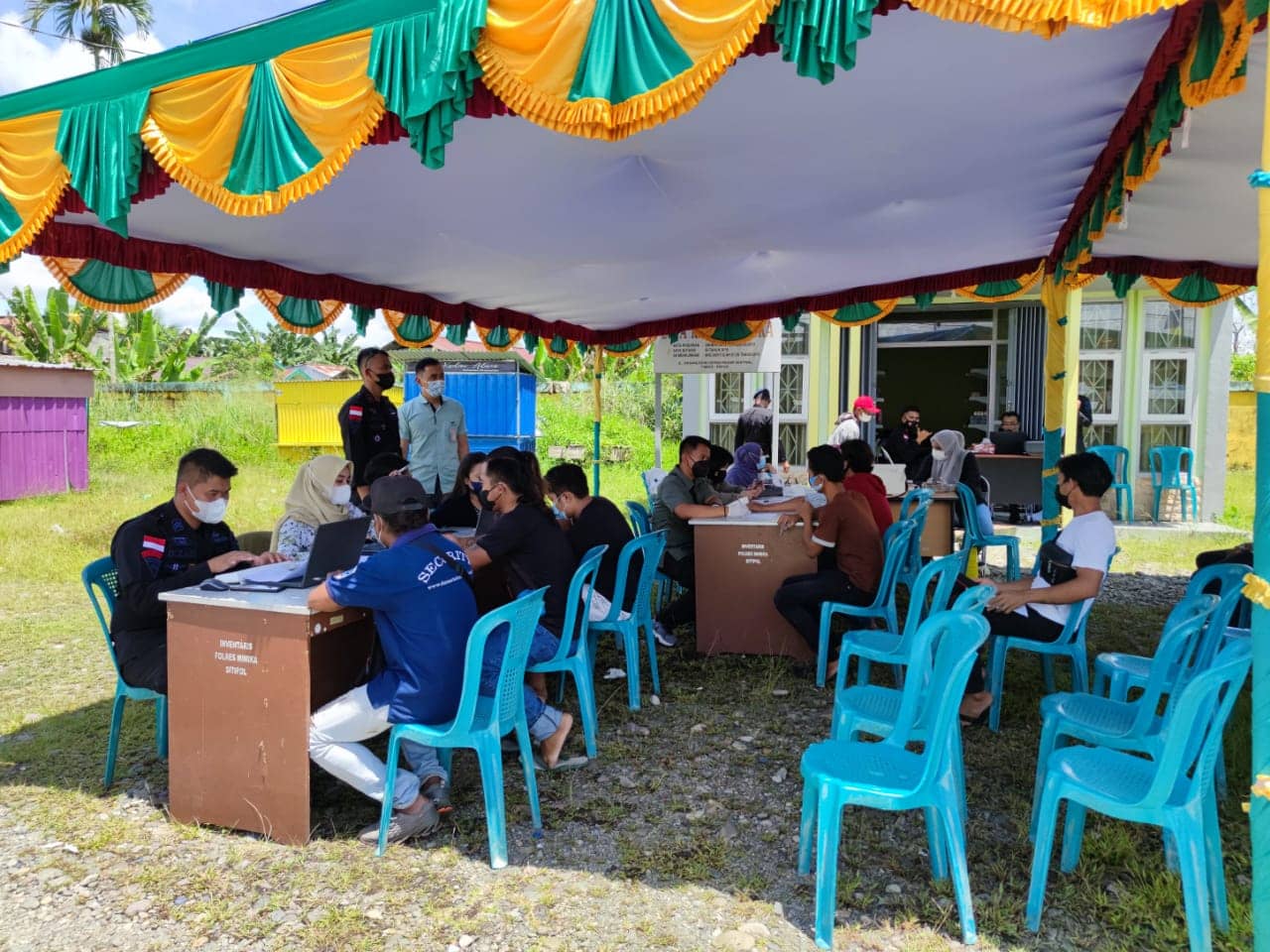 Percepat vaksinasi Tim gabungan Brimob Timika, Tim Kesehatan Nemangkawi, dan Tim Kesehatan Klinik Polres Mimika dirikan Gerai Vaksin untuk warga Mimika