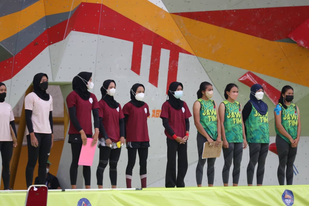 Atlet panjat tebing putri Nusa Tenggara Barat (merah) meraih emas di nomor boulder tim pada partai final PON XX Papua di Venue Sport Climbing Mimika, Papua, Kamis (30/9/2021). Foto: Humas PPM/Saldi Hermanto