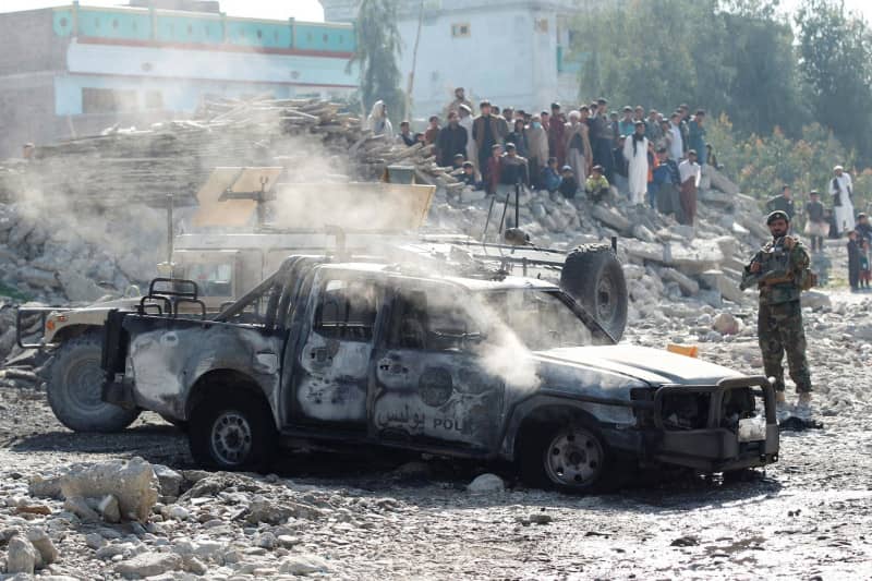 Puing-puing mobil tentara yang terbakar di lokasi ledakan di Jalalabad, Afghanistan