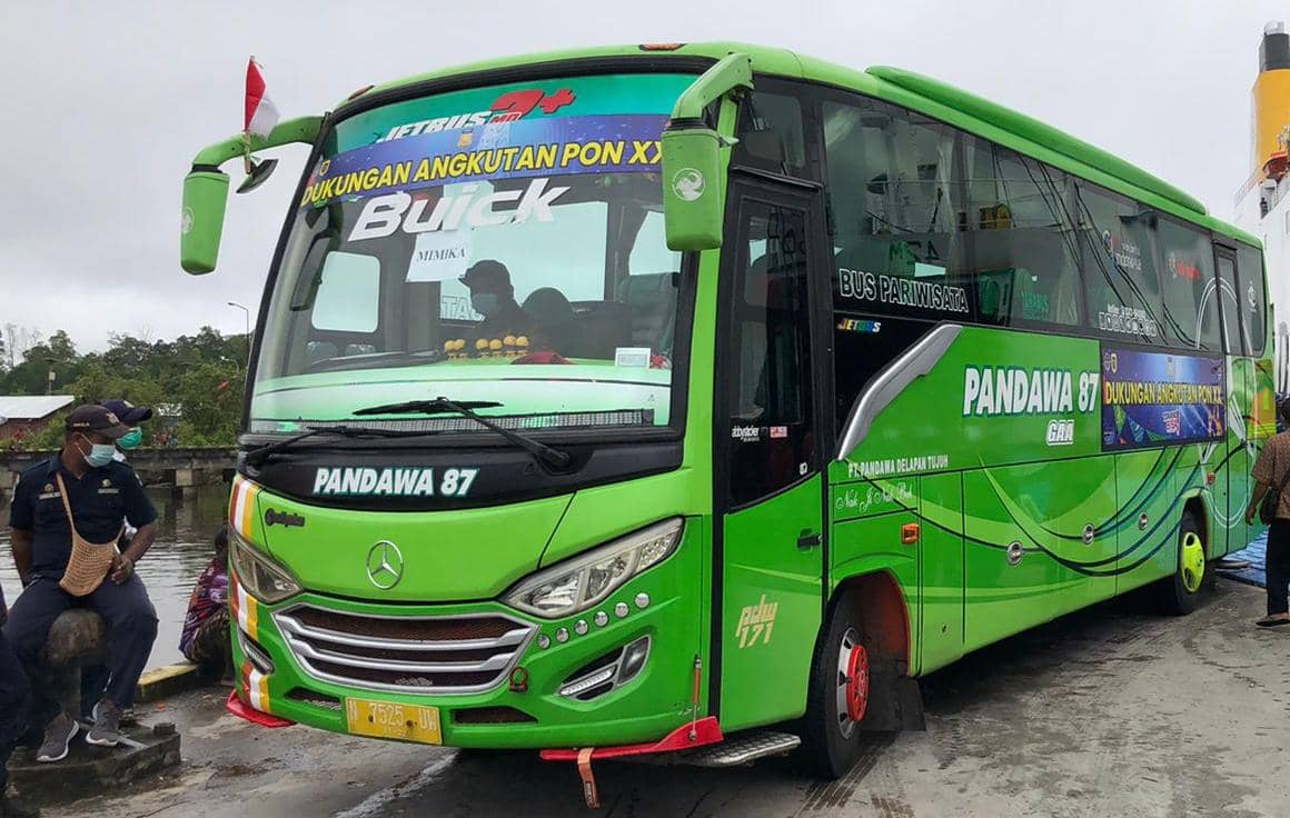 Bus untuk Sub PB PON Kluster Mimika dibawa sopir dari luar daerah.