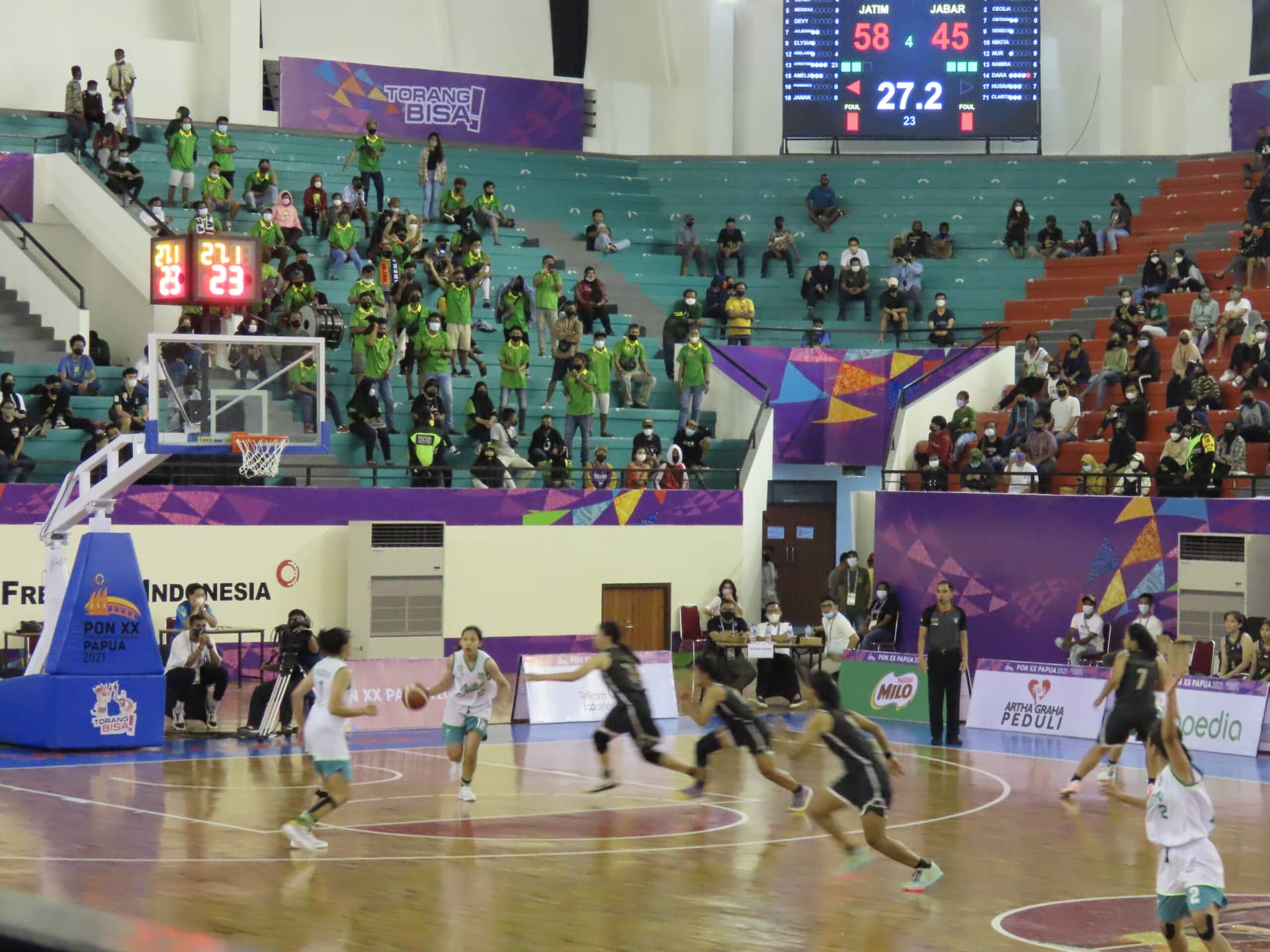 Tim Basket Putri Jawa Timur (Kostum putih) menang telak atas saudara sepulau Tim Jawa Barat (Kostum hitam), skor 62-45, pada laga penyisihan Cabor Basket 5 x 5 di Venue Basket Mimika Sport Complex, SP2, Jumat (01/10/2021). Foto:Victory Tobias/Tora