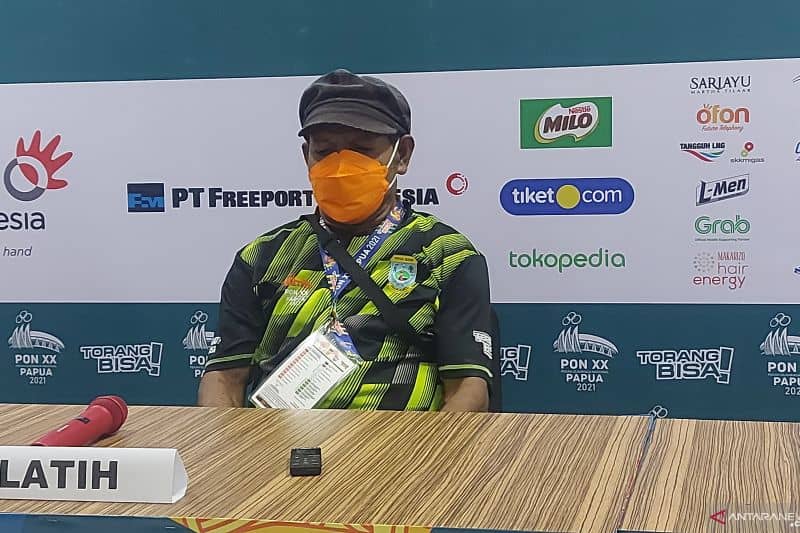 Asisten Pelatih tim sepak bola putri Papua Barat dalam jumpa pers usai laga melawan Jawa Barat di Stadion Katapal, Merauke, Selasa (5/10/2021)