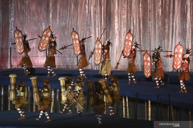 Penari menghibur penonton saat Upacara Pembukaan PON Papua di Stadion Lukas Enembe, Kompleks Olahraga Kampung Harapan, Distrik Sentani Timur, Kabupaten Jayapura, Papua, Sabtu (2/10/2021).