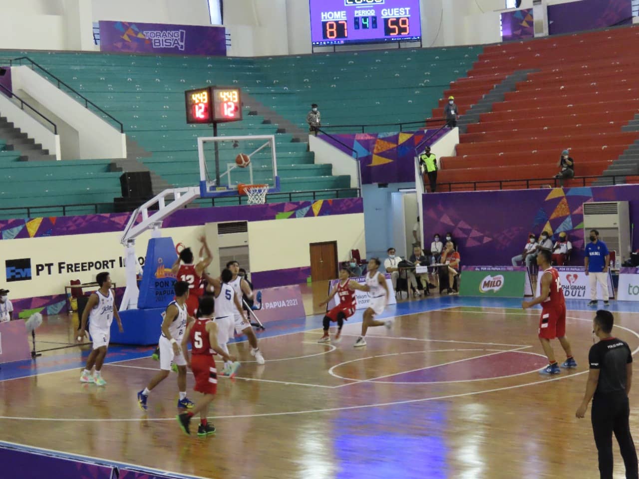 Tim Basket Putra Jawa Tengah (kostum putih) menang telak, skor 107 - 68, atas Tim Basket Kalimantan Selatan (kostum merah) pada laga penyisihan Cabor Basket 5 x 5 di Venue Basket Mimika Sport Complex, Jalan Charitas SP 2 pada Jumat (1/10/2021). Foto:Victory Tobias/Tora).