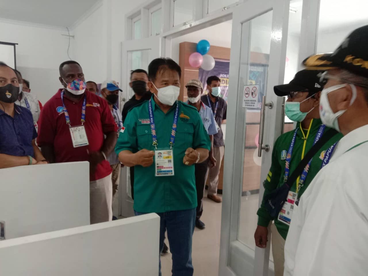 KETUA HARIAN SUB PB PON XX PAPUA KLASTER MIMIKA, MARTHEN PAIDING SAAT MENINJAU RUANGAN KONTROL DI MEDIA CENTER SUB PB PON KABUPATEN MIMIKA DI JALAN C HEATUBUN , TIMIKA, PAPUA, SABTU (2/10/2021)/FOTO : HUSYEN OPA/HUMASPPM)