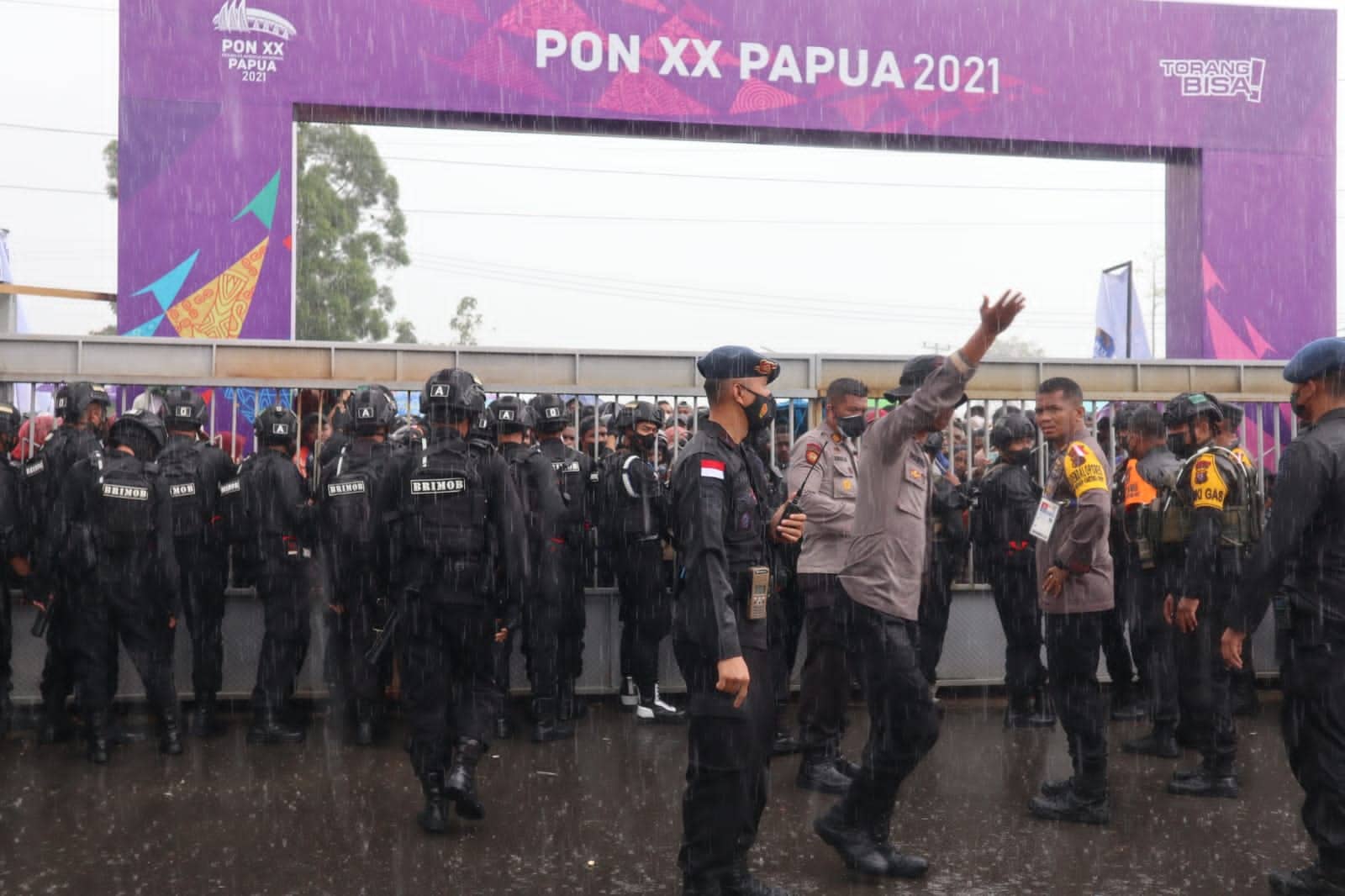 Ilustrasi berita GEBYAR PON PAPUA: Diguyur Hujan, Calon Penonton Futsal PON XX Rela Antre Berjam-jam