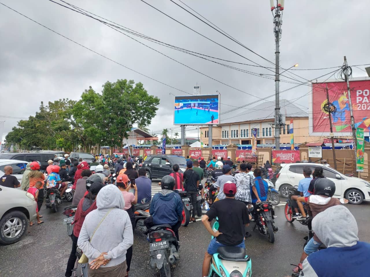 Ilustrasi berita GEBYAR PON PAPUA: Tidak Dapat Masuk GOR, Warga Padati Bundaran Timika Indah Nonton Final Futsal di Videotron