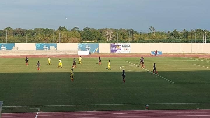Tim sepak bola putri Papua (hitam) saat melawan Papua Barat (kuning) dalam pertandingan cabang olahraga sepak bola putri PON XX Papua, Merauke, Minggu (3/10/2021).