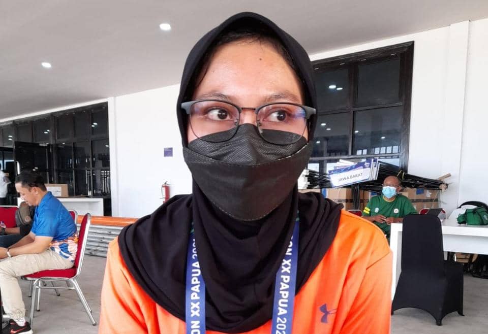 Atlet Aeromodeling dari Jawa Timur, Dicka Cahya Putri yang berhasil mendapat medali emas di kelas Oudoor Hand Launch Glider (OHLG) dalam pertandingan yang digelar hari ini, Senin (4/10/2021). Foto: Humas PPM PON XX/Elisabeth Heatubun