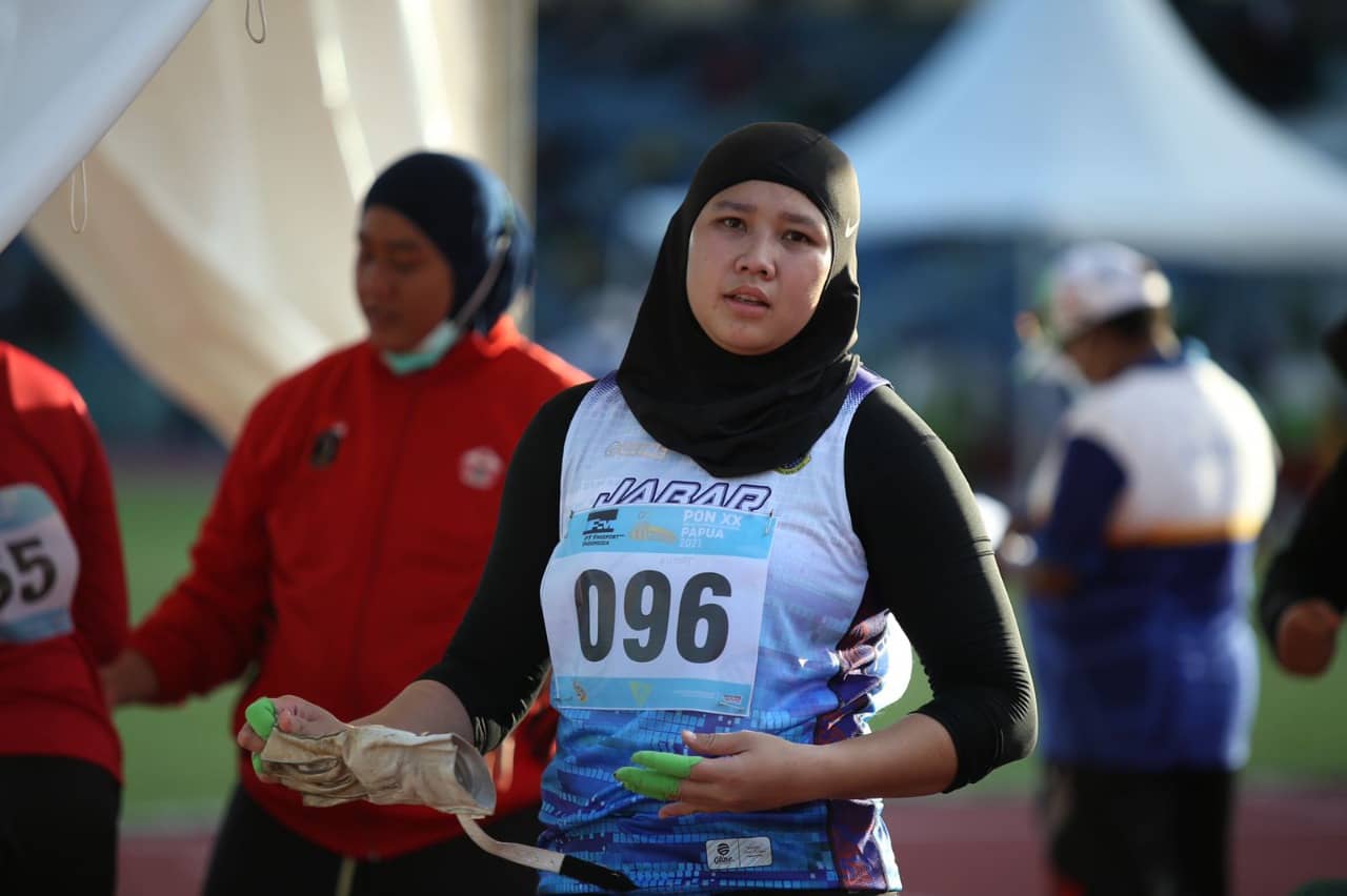 Tresna Puspita, atlet lontar martil asal Jawa Barat peraih medali emas dengan lontaran sejauh 50.73 meter pada Pekan Olahraga Nasional (PON) XX Papua yang berlangsung di Mimika Sport Complex, Rabu (6/10/2021). Foto: Humas PPM/Joseph Situmorang