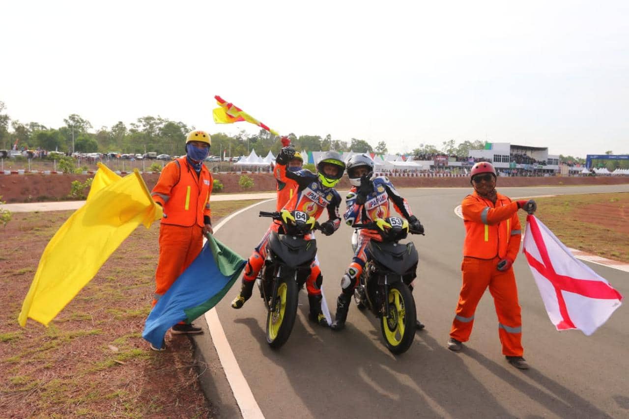 Pembalap Peraih Emas, Alwhin Sanjaya (64) dan Peraih Perunggu, Boy Arby Febri (53) usai memasuki finish. (Foto: Humas PB PON Papua)