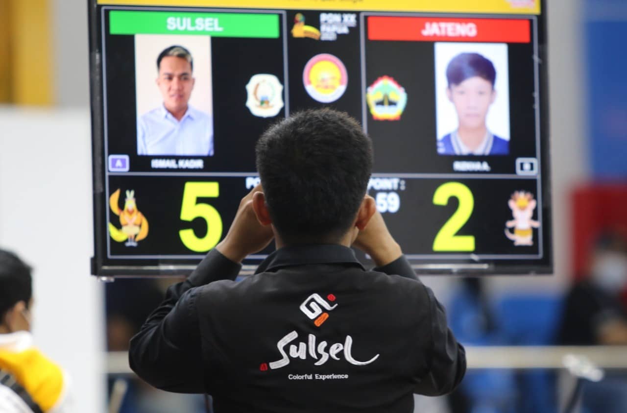 Ismail Kadir, pebiliar Sulawesi Selatan berhasil meraih medali emas biliar nomor 15 Ball Single putra usai menaklukkan pebiliar Jawa Tengah Rizkha dengan skor 6-2 pada final yang berlangsung di venue Billiar Mimika, Jumat (8/10/2021). /Foto: Humas PPM PB PON XX / SEVIANTO PAKIDING