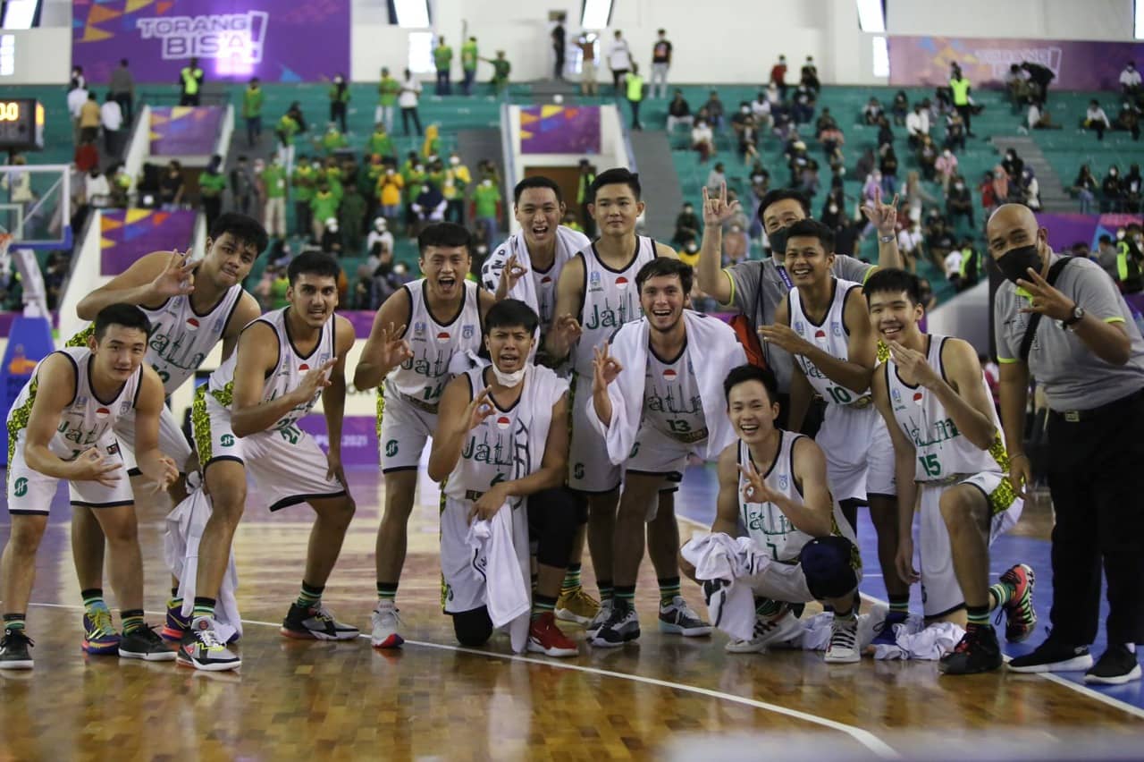 Tim Basket Putra Jawa Timur meraih medali perunggu usai mengalahkan Jawa Tengah dalam pertandingan Basket 5x5 di Mimika Sport Complex, Sabtu (9/10/2021). Foto: Humas PPM/Joseph Situmorang