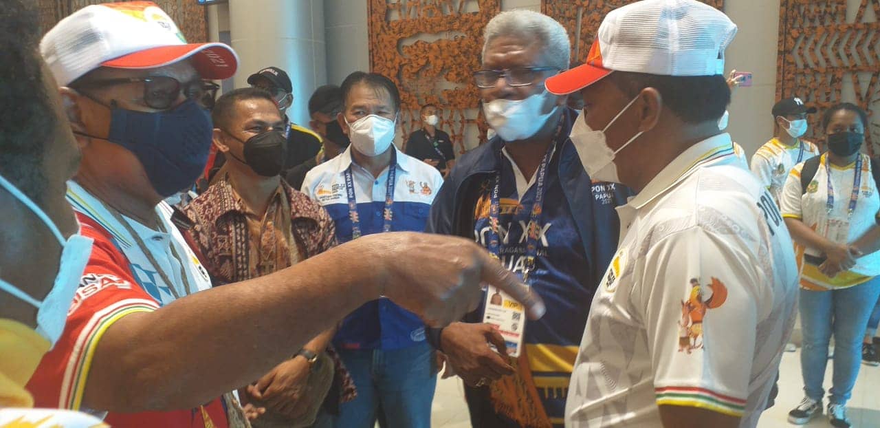 Wakil Gubernur Nusa Tenggara Timur (NTT), Josef Nae Soi dan Bupati Ngada, Andreas Paru saat disambut Wakil Bupati Mimika, Johannes Rettob.