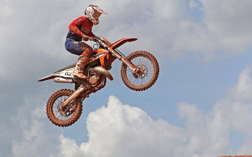 Crosser Papua, Nakami Vidi saat melakukan jumping di Sirkuit Freegeb Waningga Gautak, Tanah Miring Merauke. (Foto: Humas PB PON/Yulius Rianto)