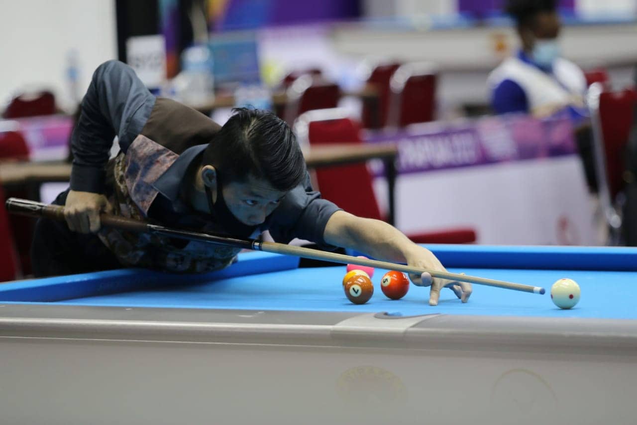 Wakil Kalimantan Selatan, Arun, berpasangan dengan Noor H melenggang ke final usai mengalahkan pasangan Rome/Punguan asal Sumatera Utara di babak semi final Nomor 9 Ball Double putra, di Venue Billiar Mimika, Minggu (10/10/2021). Foto: Humas PPM PB PON XX / SEVIANTO PAKIDING