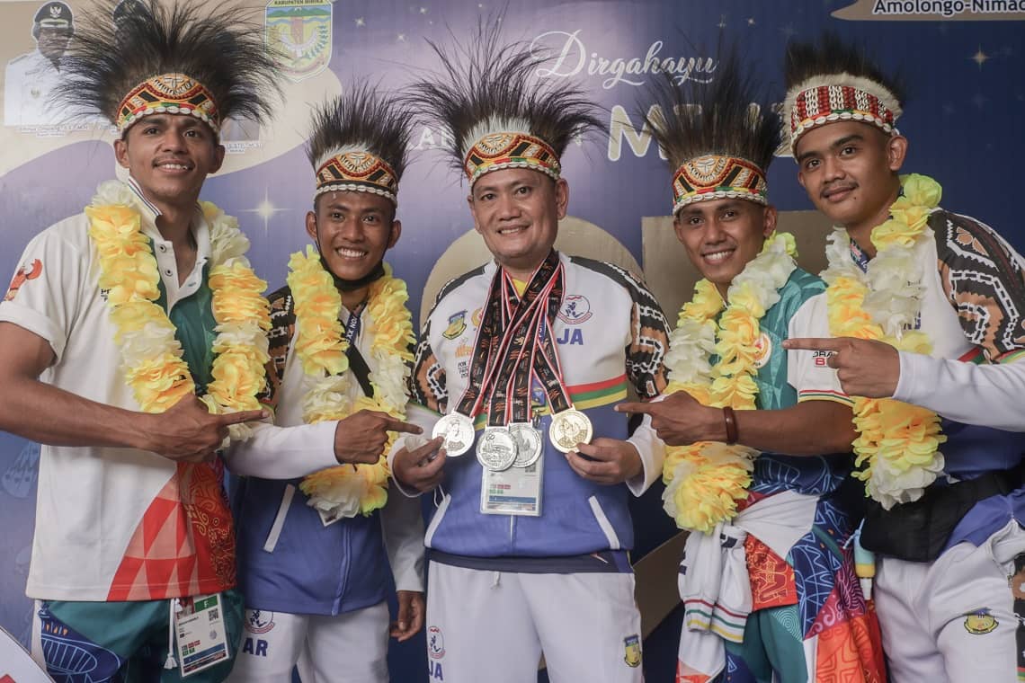 Empat Atlet Muaythai Papua asal Kabupaten Mimika pulang usai menang di PON XX Papua 2021, Minggu (10/10/2021), Saat dijemput oleh Ketua Harian Muaythai Indonesia-Mimika di Bandar udara Mozes Kilangin, Keempat atlet dengan bangga berkalung medali. /Foto : Sahirol/HumasPPM