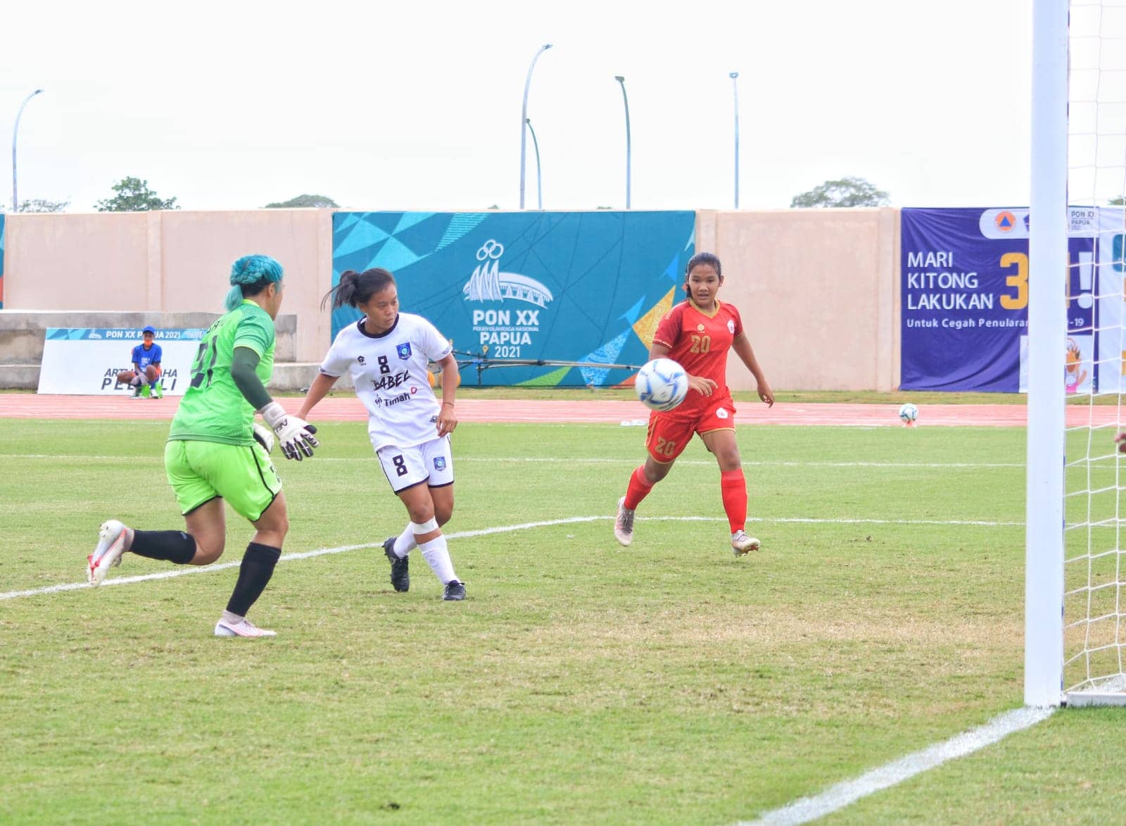 Penyerang Babel, Firanda saat melesatkan bola ke gawang DKI. (Foto: Humas PB PON/Jhon)