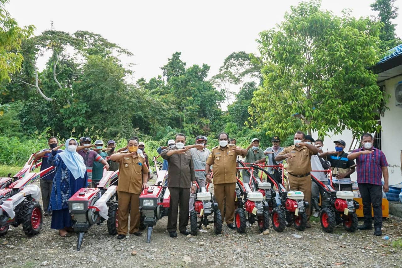 H Sulaeman L. Hamzah (tengah) bersama anggota DPR Provinsi Papua, Fauzun Nihayah, MH, Bupati Keerom, Piter Gusbager, Wakil Bupati Keerom, Wahfir Kosasih dan Kepala Dinas Pertanian dan Perikanan Kabupaten Keerom. (Foto Istimewa)