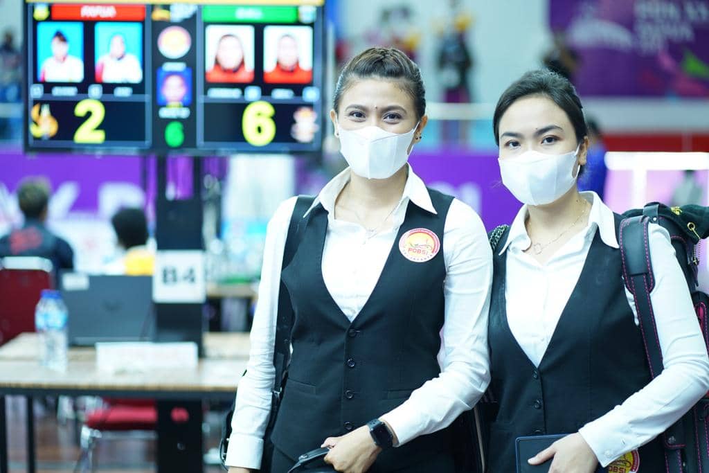 Pasangan DKI Jakarta Fathra/Desi berhasil merebut mendali emas Cabor Biliar nomor 9 Ball Double usai menumbangkan andalan tuan rumah Papua Silviana Lu/Fatih Setia Utami di partai final yang dilaksanakan di GOR Biliar, Kabupaten Mimika, Papua, Kamis (14/10/2021). FOTO: HUMAS PPM/SPEDY PAERENG