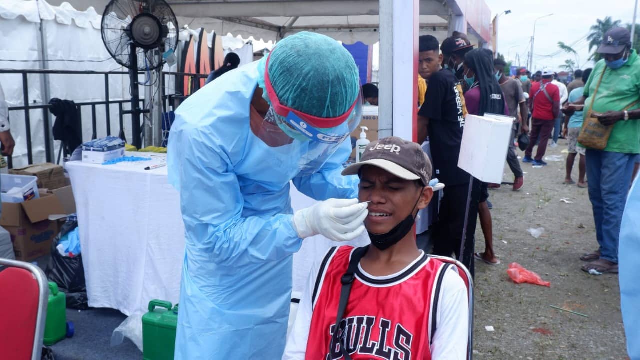 Penonton saat melakukan antigen sebelum masuk ke Lapangan Timika Indah, Jumat (15/10/2021). Foto: Fachruddin Aji/HumasPPM