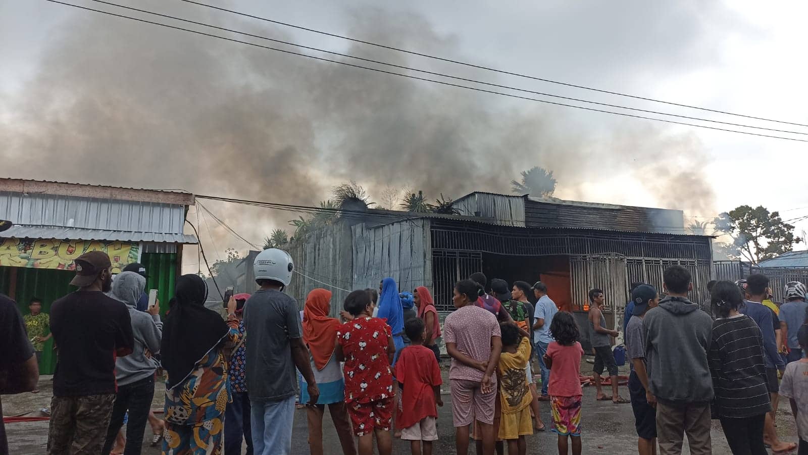 Ilustrasi berita Mimika: Flash News: Gudang di SP4 Terbakar, Warga Bantu Padamkan Api