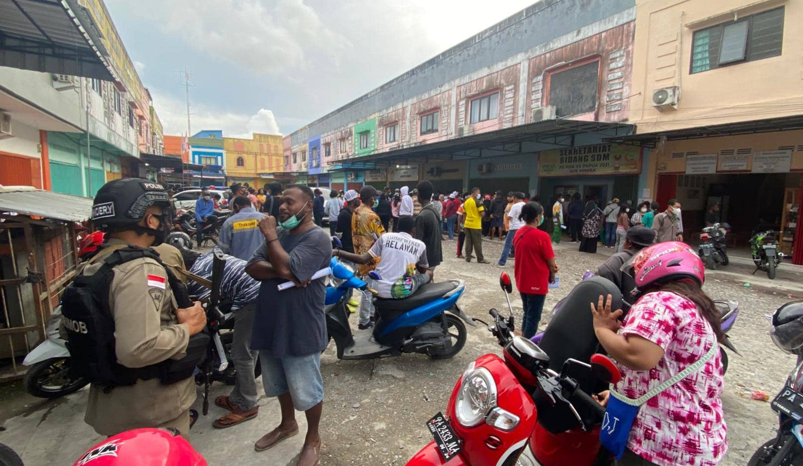 Relawan memadati kantor SDM di Jalan Hasanuddin Timika, Papua.
